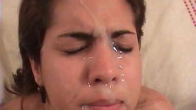 Brunette latindar ederrak sexu zakarra du